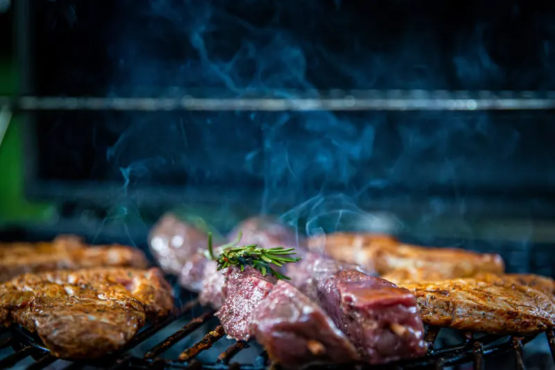Steaks und Kräuter auf dem Grill