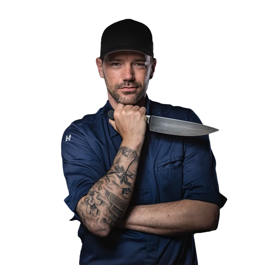 Patrick Hoff, Inhaber des Restaurants UNVERHOFFT, mit Kochmütze und verschränkten Armen